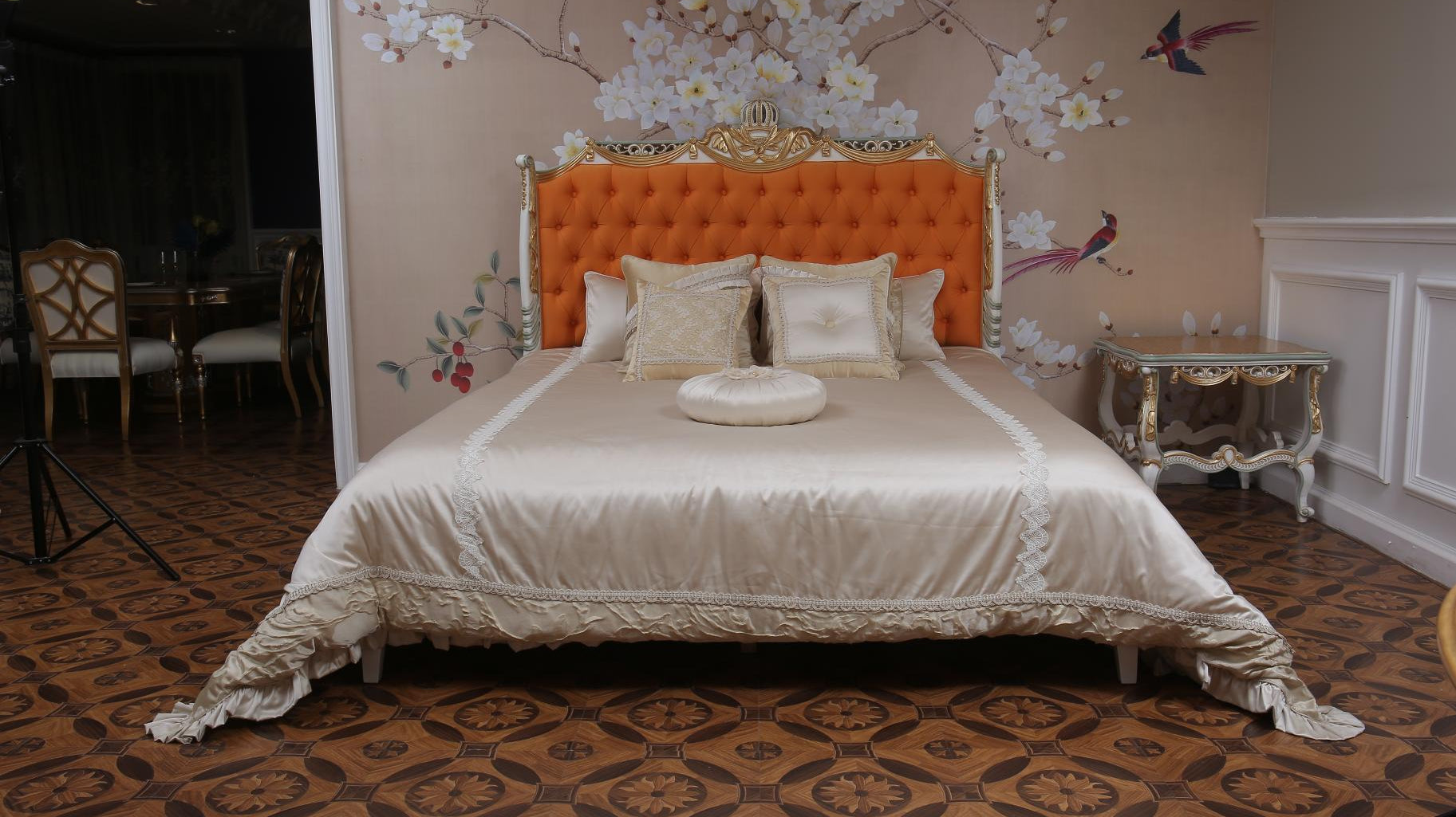 Luxury Bed: French Luxurious Bed & Velvet Upholstered Bed - RITONG HOME Furnishing