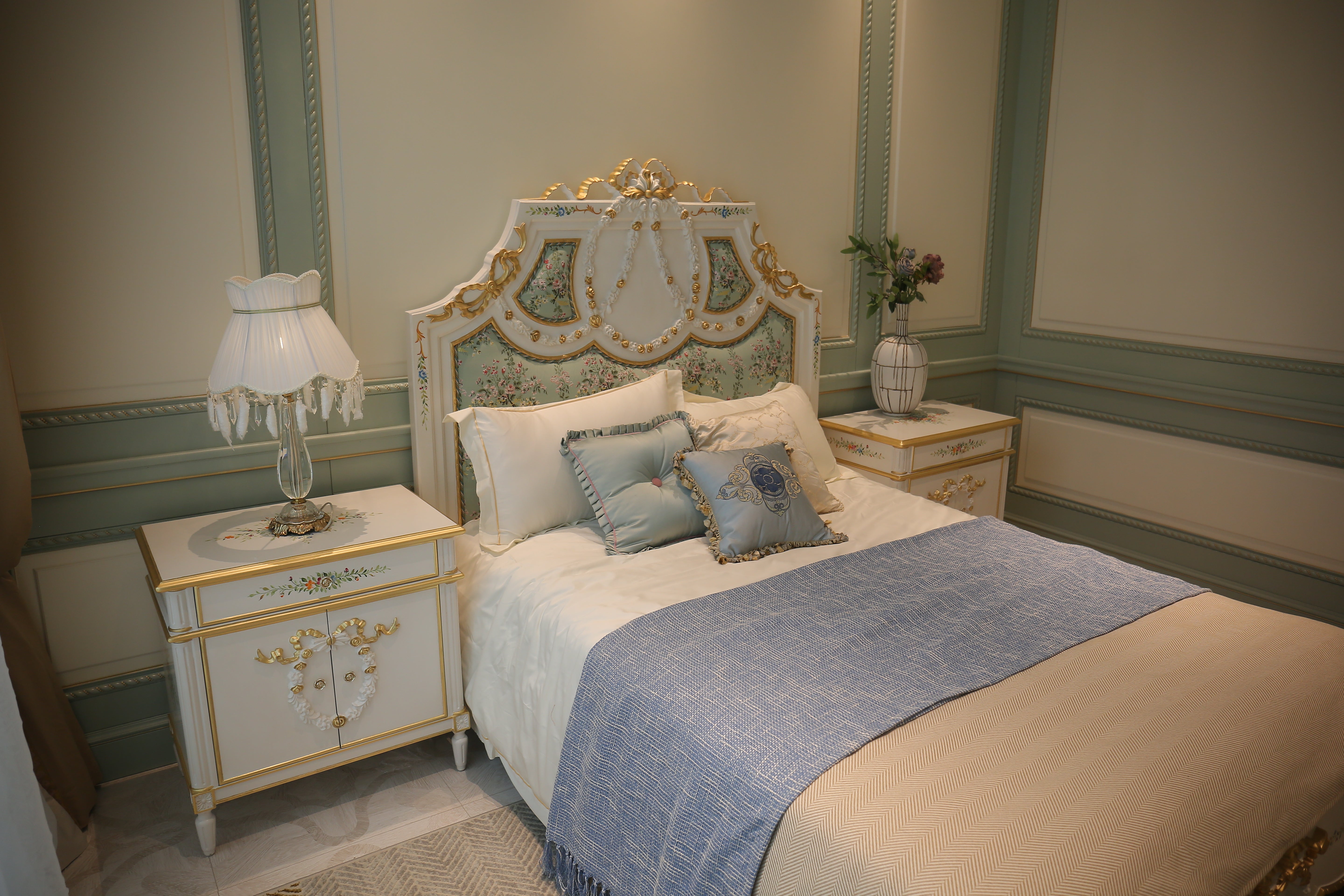 Cream Nightstand: French Antique Nightstands for Bedroom Furniture - RITONG HOME Furnishing